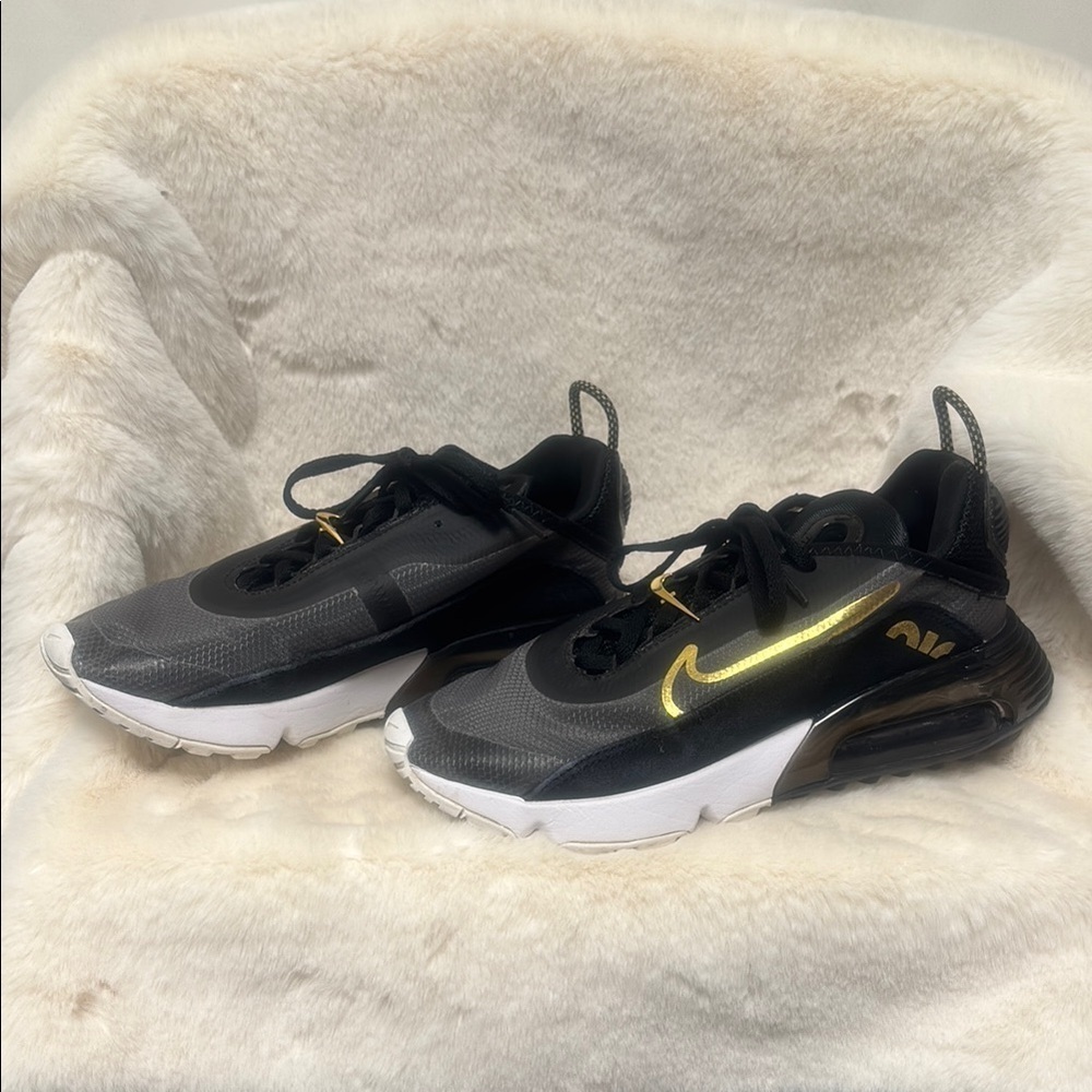 Nike Air Max Pro 2090 Black and Gold Athletic Sneakers with Sleek Design - Picture 3 of 8